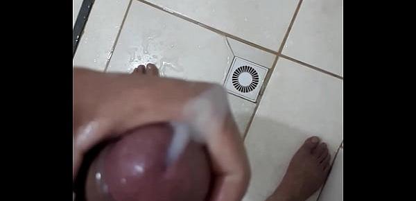  Masturbando bem gostoso no banho